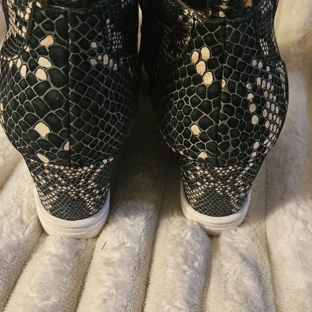 Linea Paolo Womens Size 5.5 M Heeled Black Gold Snakeskin Sneaker Hidden Wedge